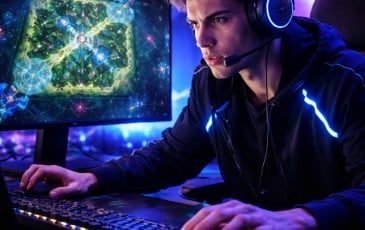 What Watching a League of Legends Booster for 10 Games Teaches You About Your Own Play